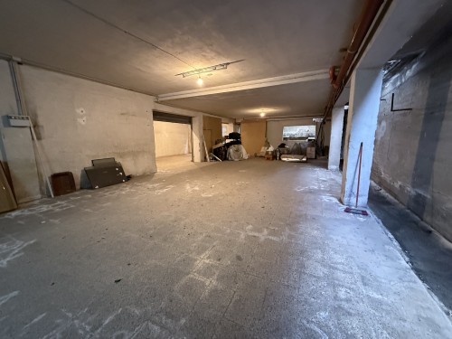Ampio Locale Garage in Zona Periferica